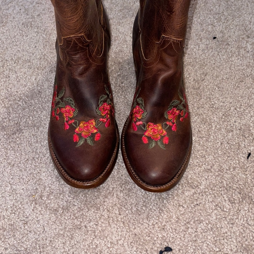 Shyane cowgirl boots size 8M.